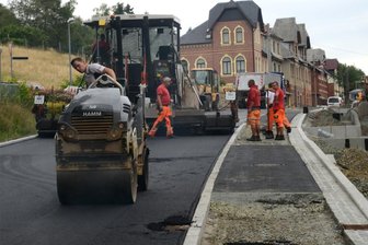 Straßenbau in Ellefeld geht 2023 in die Verlängerung - Die Alte Auerbacher Straße ist in diesem Jahr auf einer Länge von 345 Metern erneuert worden. Im Bild ist das Aufbringen der Asphaltdecke im Juli zu sehen.