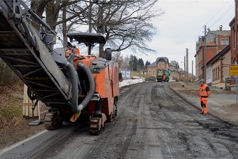 Straßenbau in Ellefeld gestartet - Auf der Alten Auerbacher Straße in Ellefeld ist jetzt der alte Straßenbelag abgefräst worden.