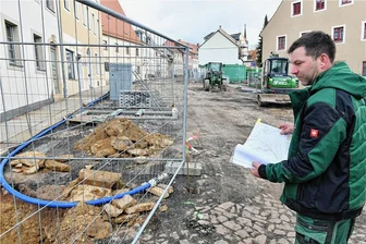 Straßenbau in Freiberg: Anspruchsvolle Projekte gehen weiter - In der Pfarrgasse in Freiberg werden etwa Trinkwasserleitungen und Kanäle erneuert, Elektrokabel verlegt sowie die Fahrbahn saniert. Polier Sebastian Fabel von LSTW Freiberg mit dem Plan für Wasserbehelfsleitungen für Hausanschlusse.