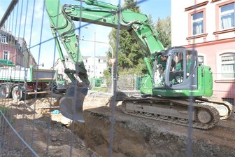 Straßenbau in Freiberg: Was vor dem Winter noch geschafft werden soll - In der Dammstraße in Freiberg wird das Verlegen einer Wasserleitung vorbereitet. Der Abschnitt zwischen Berthelsdorfer Straße und Gabelsbergerstraße ist seit Juli gesperrt. Hier sollen auch begrünte Parkstreifen entstehen.