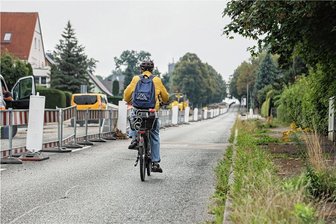 Straßenbau in Hartmannsdorf verzögert sich - und wird teurer - Bauarbeiten an der Chemnitzer Straße in Hartmannsdorf, auch als Hartmannsdorfer Berg bekannt. Es gibt Verzögerungen. Eine Fertigstellung im Oktober ist laut Rathaus nicht mehr möglich. Foto: Toni Söll/Archiv