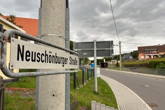 Straßenbau in Mülsen: Kreis nimmt 120 Meter der Neuschönburger in Angriff - An der Neuschönburger Straße in Ortmannsdorf wird ab Montag gebaut, der Kreis erneuert Stützwände am Hegebach. Foto: Holger Weiß