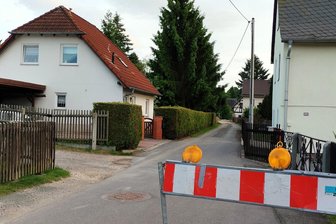 Straßenbau: In Neumark wird ein Sorgenkind angepackt - Im hinteren Teil der Gartenstraße bauen die Wasserwerke Zwickau den Abwasserkanal.