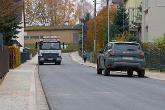 Straßenbau in Oberlungwitz: Projekt lief reibungslos, wurde aber teurer als ursprünglich vorgesehen - Die sanierte Goethestraße hat auch neue Fußwege bekommen, die bisher unbefestigte Randstreifen ersetzen.