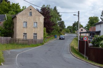 Straßenbau in Plauen: Kritik an Plänen der Kommune - Das leerstehende Gebäude nahe dem Abzweig Windberg sorgt für Ärger in Großfriesen: Weil es in den Straßenraum hineinragt, plant die Stadtverwaltung den Straßenneubau mit einer Engstelle.