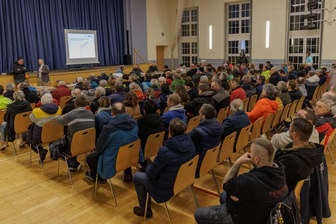Fast 200 Gäste waren am Dienstagabend in den Saal des Turnerheimes in Cranzahl gekommen, um sich über den bevorstehenden Straßenbau in ihrem Ort zu informieren. Der Startschuss dafür fällt bereits am 27. Februar.