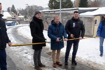 Straßenbau in Trieb abgeschlossen: Anwohner opferte für den Bau Teile seines Vier-Seiten-Hofs - Stefan Pscherer, Marco Siegemund und Thomas Hennig (v.l.) gaben die neue Gemeindestraße offiziell frei.