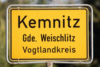 Straßenbau in Weischlitz: Firma bringt zu Ende, was sie begonnen hat - Zwischen Kemnitz und Grobau wird die Straßendecke saniert.