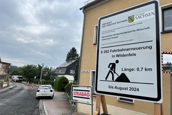 Straßenbau in Wildenfels: Wie es auf der Schönauer Straße weitergeht - Die Schönauer Straße im Bereich der Kreuzung mit der Zwickauer Straße. Jetzt steht der Asphalteinbau bevor.