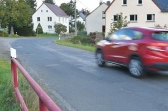 Straßenbau liegt auf Eis: Einwohner sauer - Die marode Straße in Burkersdorf.