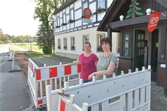 Straßenbau nahe Frauenstein: „Buschhaus“-Wirtin kämpft ums Überleben - Die Gaststätte „Buschhaus“ liegt an der Straße zwischen Frauenstein und Neuhermsdorf, die derzeit in Teilabschnitten saniert wird. Inhaberin Silvia Sommerschuh und ihre Tochter Julia halten sich während der Bauzeit mit Feiern am Wochenende in der Gaststätte und in der Wochen mit Essenauslieferungen über Wasser.