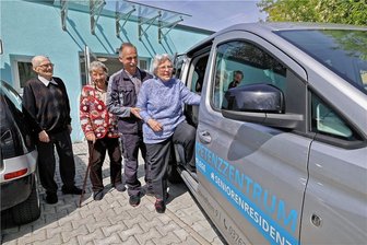 Straßenbau rund um Glauchau: Warum der Fahrer eines Rentnerbusses sauer ist - Hausmeister Jörg Sommer (2. v. r.) mit den Senioren der Glauchauer Tagespflege, die der Meeraner täglich holt und wieder nach Hause fährt. Durch die vielen Umleitungen ist der Rentnerbus nun deutlich länger unterwegs. Das wurmt vor allem den 62-jährigen Fahrer. 
