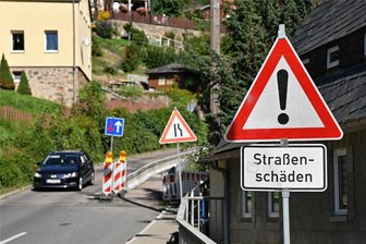 Straßenbau: Sorgenkind Waldheimer Straße in Mittweida wird saniert - Die Waldheimer Straße in Mittweida ist seit Jahren teils nur einspurig befahrbar, weil hier eine Stützwand einsturzgefährdet ist. Nun soll die Sanierung 2024 beginnen.