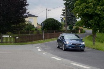 Straßenbau um ein Jahr verschoben - Die Zufahrt auf die Treuener Straße in Schönau aus Richtung Neuensalz soll im Zuge der geplanten Bauarbeiten entschärft und sicherer gestaltet werden. Diese Zusage haben die Schönauer jetzt dem Landratsamt abgerungen, das die Sanierung der Straße nun für 2022 vorbereitet. 
