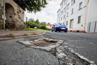 Straßenbau verschoben: Straßberger ärgern sich - Die Hauptstraße in Straßberg ist ein Sanierungsfall. Nach jetzigen Plänen wird wohl frühestens 2026/2027 etwas passieren. 