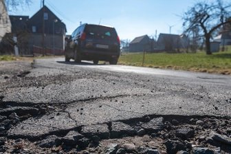 Straßenbau wird für Kreis immer teurer - Im Kriebsteiner Ortsteil Erlebach soll die desolate Fahrbahn der Kreisstraße für rund eine Million Euro erneuert werden. Damit zählt es zu den größten Straßenbauprojekten des Kreises in diesem Jahr. 