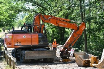 Straßenbauer brauchen noch - Die B 107 wird zwischen Wiederau und dem Abzweig nach Zschoppelshain saniert, die Fahrbahn ist abgefräst. Derzeit arbeiten die Mitarbeiter der Firma Reif an einem Durchlass bei Wiederau. 