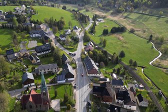 Straßenbauprojekt im Erzgebirge: Oberwiesenthal und Landesamt gehen nächsten kleinen Schritt - Die Einmündung der S 266 in die B 95 in Hammerunterwiesenthal.