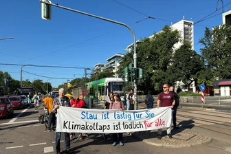 Straßenblockade für sichere Rad- und Fußwege in Dresden - Aktivisten der Klimaschutzbewegung Extinction Rebellion haben mit einer Straßenblockade in Dresden erneut für eine Verkehrswende hin zu klimafreundlicher Mobilität demonstriert. 