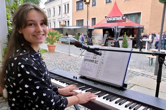 Straßencafé zaubert Urlaubsflair in die Stollberger City - Estella Weikert hatte am Samstag ihren Auftritt beim Straßencafé.
