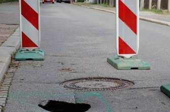 Straßeneinbruch: Bürgerstraße dicht - Die Decke der Bürgerstraße ist eingebrochen, die Straße wurde deswegen gesperrt. 