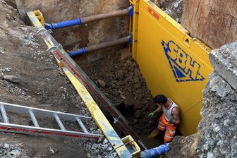Straßeneinbruch in Reichenbach: Was die Kamerabefahrung ergeben hat - HTR Reichenbach hat das Loch aufgebaggert und Stützwände eingebaut.