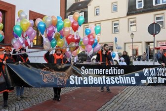 Straßenfasching erst im Sommer - Das Plakat mit dem neuen Termin für den Straßenfasching haben die Frauen und Männer der "Pflasterköppe" am Donnerstagvormittag auf dem Markt entrollt.