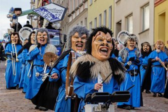 Straßenfasching in Meerane: Diese Stimmungsmusik erklingt am Samstag bestimmt aus tausenden Kehlen - Mit auffälligen Masken ist die Rasselbande unterwegs. Die 25 Musiker lassen unter anderem den Schlager „Marmor, Stein und Eisen bricht“ erklingen.