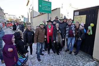 Straßenfasching in Meerane: Ein Besuch in einer nicht ganz normalen VIP-Lounge - Adelheid und Klaus Oehler (beide rechts auf dem Foto) an der VIP-Lounge auf der Zwickauer Straße.