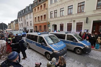 Straßenfasching in Meerane mit 15.000 Besuchern: Welches Fazit die Polizei nach Umzug und Party mit „Rockpirat“ zieht - Straßenfasching in Meerane. Nach den Umzugswagen folgt ein großes Polizeiaufgebot.