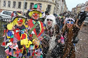 Straßenfasching: In Meerane regnet es kiloweise Konfetti -