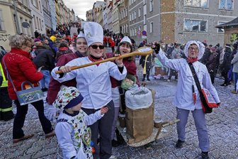 Straßenfasching in Meerane: Startaufstellung für Narren-Umzug am Samstag liegt vor - Gute Laune ist beim Straßenfasching in Meerane garantiert.