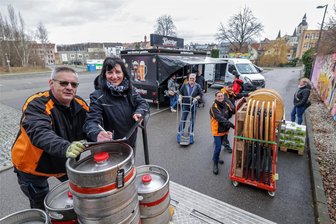 Straßenfasching in Meerane: Was kosten Bier, Glühwein, Bratwürste und weitere Leckereien? - Sie prüfen die Anlieferung der Bierfässer: Der Platzwart Mirko Hofmann und die Getränkeverantwortliche Sandra Obert mit weiteren Helfern der „Pflasterköppe“.