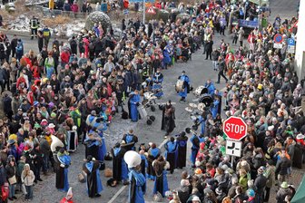 Straßenfasching in Meerane: Was passiert, wenn eine verschlafene Kleinstadt einmal im Jahr zum Party-Hotspot wird - Eine neue Perspektive auf den Straßenfasching: Der Blick aus dem Internationalen Gymnasium auf den Pestalozziplatz, wo gerade die „Rasselbande“ spielt.
