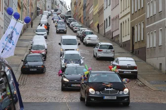 Straßenfasching: In Meerane wird in diesem Jahr aus dem Auto heraus gefeiert - Samstag 13.13 Uhr auf der Steilen Wand: Ein bisschen Fasching muss sein, haben sich die Vereine gedacht. 35 Autos drehten eine Runde durch Meerane.