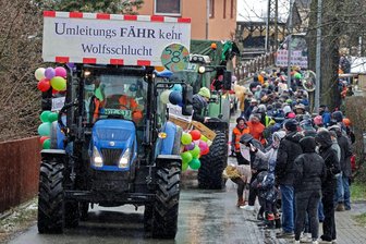 Straßenfasching lockt am Samstag das närrische Volk nach Langenchursdorf - Wie schon im vergangenen Jahr (Foto) setzt sich der Umzug des Straßenfaschings Langenchursdorf am Samstag 14.14 Uhr in Bewegung. In mindestens 15 Bildern werden aktuelle Probleme auf die Schippe genommen. Thematisiert wird dabei auch wieder die große Straßenbaumaßnahme an der Wolfschlucht.