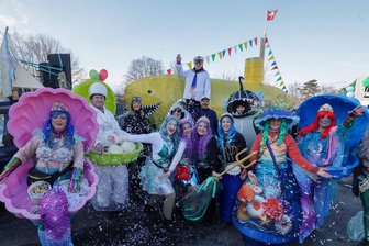 Straßenfasching Meerane: Die schönsten Bilder der Karnevals-Party - Sogar ein U-Boot ist mit den Faschingsfreunden durch Meerane gerollt. Dabei handelt es sich um eine rund zehnkünftige Truppe um Tischlermeister Thomas Ranft.