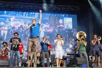 Straßenfest in Zwickau: Diskussionen, Tanz und Trommeln mit der Banda Comunale - Die Banda Comunale aus Dresden weiß, wie sie für Stimmung sorgt. Am Sonntag spielt sie zum Viele-Wege-Festival in Zwickau. Vorher lädt sie zu einem Trommel-Workshop ein.