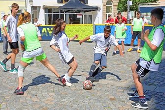 Straßenfußball: Werdauer Schüler kicken auf Marktplatz für den Frieden -