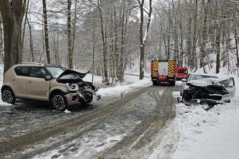 Straßenglätte im Vogtland: Kollision in Rodersdorf - Auto fährt an der B 173 bei Plauen in den Graben - Transporter sorgt auf A 72 für Stau - Ein Suzuki und ein Skoda stießen in Rodersdorf frontal zusammen.