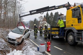 Straßenglätte: Unfall in Auerbach - Zur Bergung des Unfallfahrzeuges war die Falkensteiner Straße etwa 45 Minuten gesperrt.