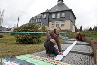Straßenmeisterei: Beschluss zu Petition vertagt - Bürgerinitiative Grünes Band Callenberg Heiko Scheu (vorn) und Rene Engelhardt mit der Unterschriften Rolle vor dem Rathaus in Falken