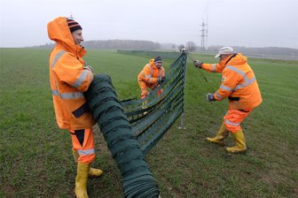 Straßenmeistereien im Erzgebirge rüsten sich für Wintersaison - Ab Anfang Oktober soll mit der Errichtung der Schneefangzäune im Erzgebirgskreis begonnen werden.