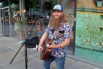 Straßenmusik ohne Bürokratie: Darum verschlägt es Musiker so gern nach Chemnitz - Man könnte behaupten, Raphael Tramontana hat schon die halbe Welt gesehen. Trotzdem musiziert er auch immer wieder gern in Chemnitz.