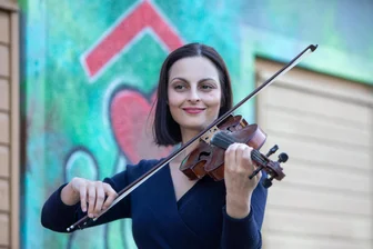 Straßenmusikerin zaubert Plauenern ein Lächeln ins Gesicht: Wer ist die Frau, die auf dem Postplatz Geige spielt? - Natalia Shumeiko bei „Musik an der Treppe“ an der Villa Postplatz.