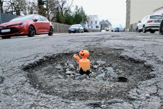 Straßenschäden in und um Reichenbach: Wer holt den Schlaglochteufel? - Der Schlaglochteufel grüßt aus einem imposanten Exemplar auf der Schlachthofstraße in Reichenbach. Doch bestimmt gibt es zwischen Netzschkau und Lengenfeld sowie zwischen Neumark und Heinsdorfergrund noch größere Schlaglöcher.