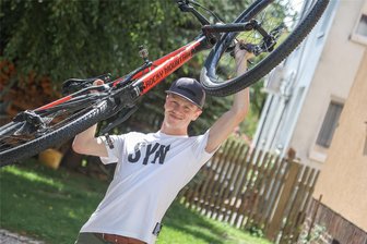Straßenschlacht in Limbach-Oberfrohna: So können auch Neulinge das Radrennen bewältigen - Seit 2017 nimmt Joe Männl jedes Jahr an der Straßenschlacht in Limbach-Oberfrohna teil. Im vergangenen Jahr gewann er das Rennen sogar. In diesem Jahr geht er jedoch unter anderen Voraussetzungen an den Start.