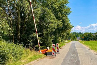 Straßensperre im Erzgebirge schlägt nächstes Kapitel auf: Jetzt liegt die Schranke im Wald - Die vor wenigen Tagen errichtete Schranke auf der Verbindungsstraße zwischen Bockau und Lauter wurde beseitigt.