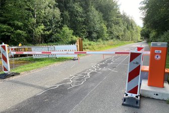 Straßensperre im Erzgebirge schlägt zweites Kapitel auf: Schranke löst Kabeltrommel ab - Eine Kabeltrommel und Absperrbaken reichten nicht aus. Nun ist die Verbindungsstraße zwischen Lauter und Bockau am Jägerhäuser Flügel per Schranke gesperrt.