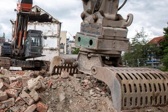 Straßensperrung: Abrisshaus an der Lange Straße in Plauen verschwindet - Der Abrissbagger rollt nächste Woche an die Lange Straße.
